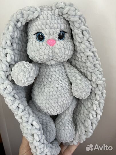 Плюшевый заяц вязаный