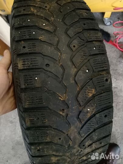 Bridgestone Blizzak Spike-01 215/65 R16 98T