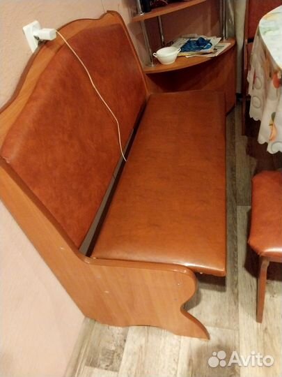 Кухонный уголок и 2 табуретки