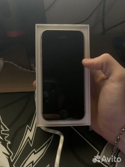 Телефон iPhone SE