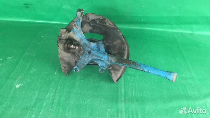 Кулак поворотный перед левый Mercedes W208