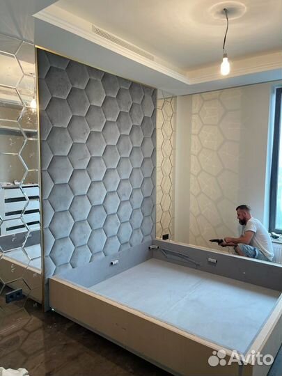 Мягкие стеновые панели, зеркала, кровать