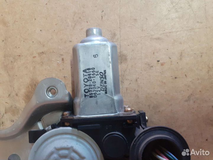 Стеклоподъемник задний прав Toyota Mark II JZX110