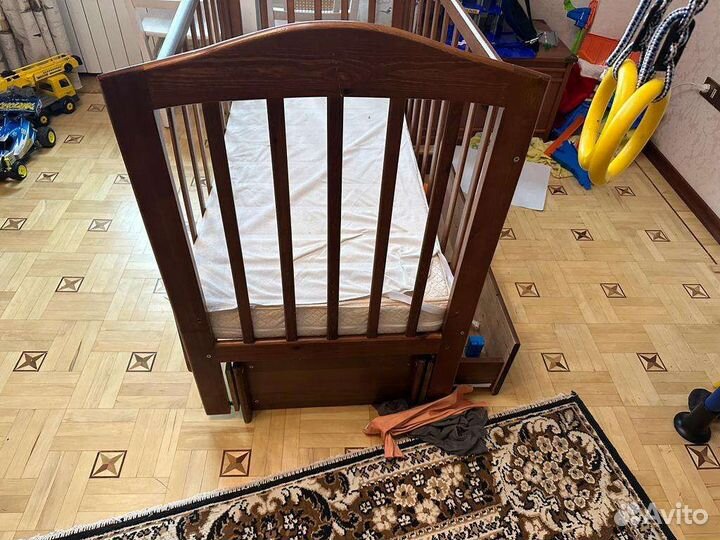 Кровать детская с маятником