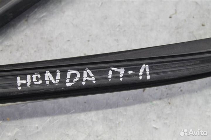 Уплотнитель стекла двери передней левой Honda C-R