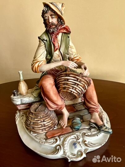 Мужчина, плетущий корзину. Capodimonte