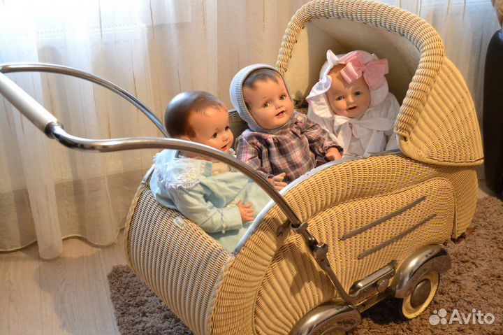 Старинная плетённая коляска. Германия. 1950е годы