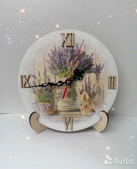 Часы на подставке