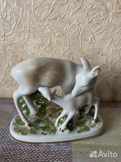 Статуэтка олениха с олененком