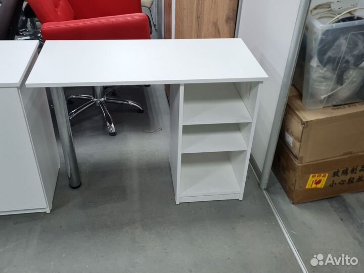 Маникюрный стол