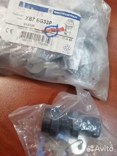 Переключатель 22мм 3 позиц с ключем 2но (XB7EG33P)