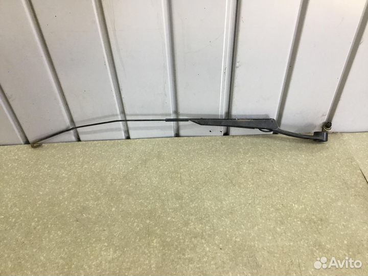 Поводок стеклоочистителя передний правый VAZ LADA