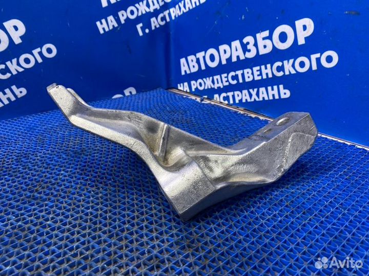 Кронштейн опоры двигателя Honda Inspire седан 1998