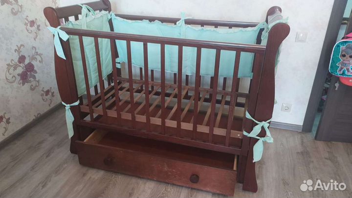 Детская кроватка с маятником