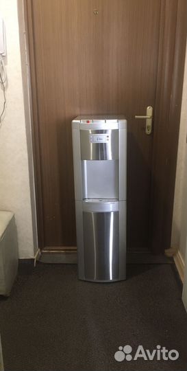 Кулер для воды с нижней загрузкой бутыли