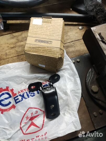 Петля передней левой двери верхняя