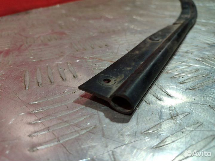 Уплотнительная резинка капота Fiat Albea / Siena