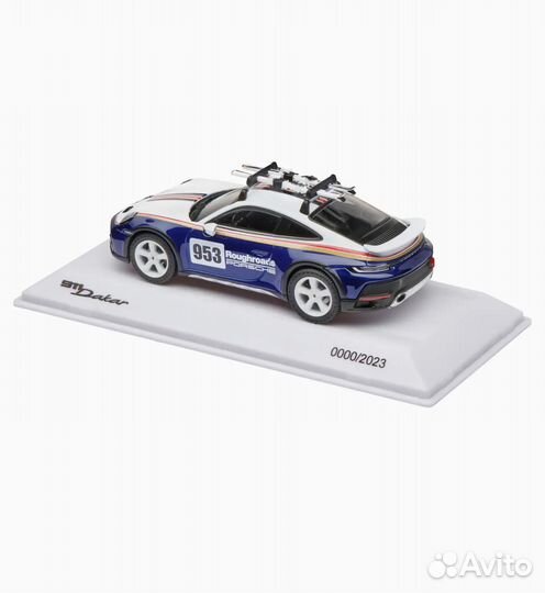 Porsche 911 Dakar (992) mit Skiern – Christmas – L