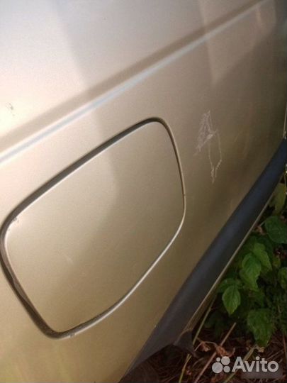 Лючок бензобака Toyota Avensis 2000