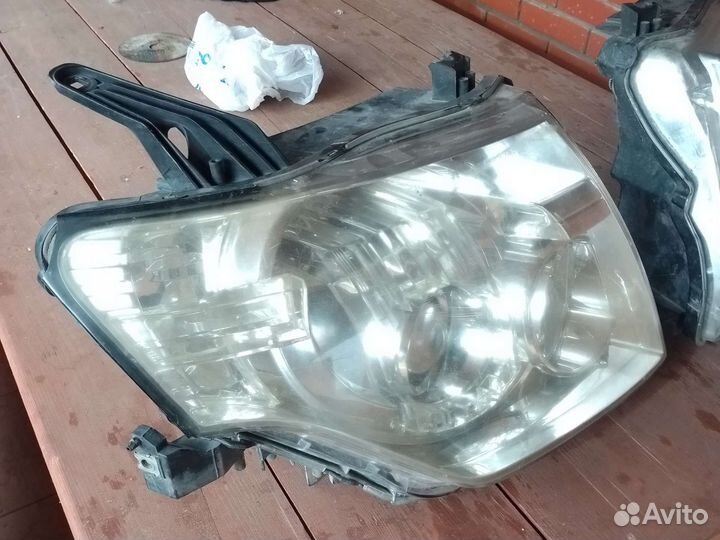 Фары Mitsubishi pajero 4