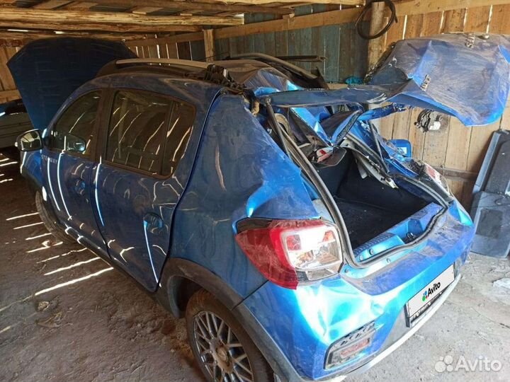 Renault Sandero Stepway 1.6 МТ, 2016, битый, 50 000 км
