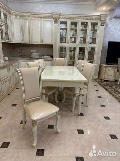 Кухонный стол и стулья