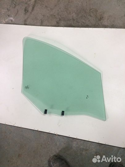 Стекло передней левой двери Peugeot308