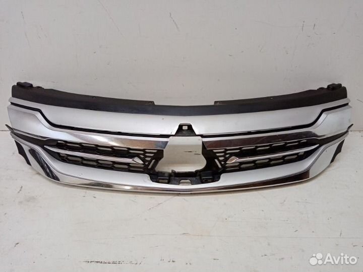 Решетка радиатора Mitsubishi Pajero Sport 3 2015