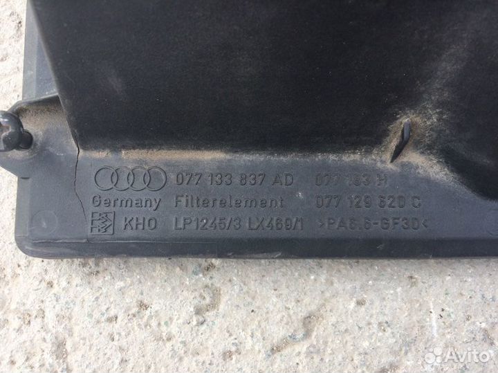 Крышка воздушного фильтра Audi A8 D2 4.2