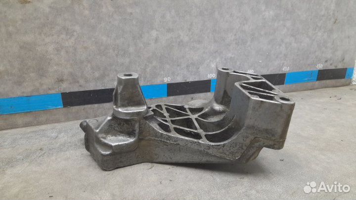 Кронштейн двигателя правый Skoda Octavia A4 1.6