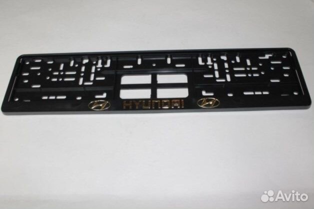 Рамка под номер с защелкой золото Хендай рельеф