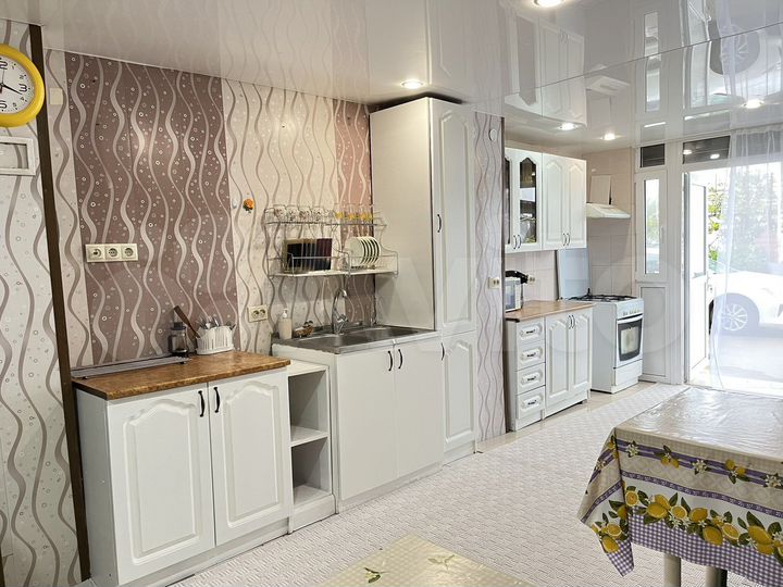 Дом 200 м² на участке 1 сот.