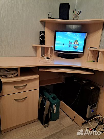 Компьютер,манитор,столик компьютнрный