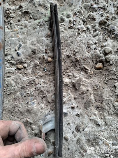 Направляющий стекла задний левый Nissan Serena c23