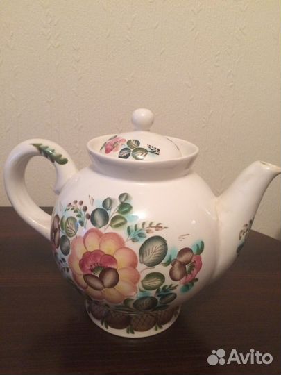 Керамические чайник и кувшин