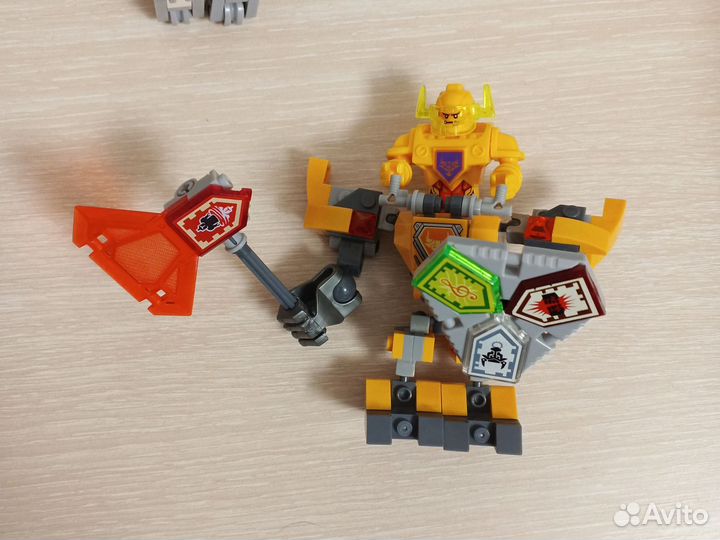 Lego nexo knights костюмы и нексо щиты