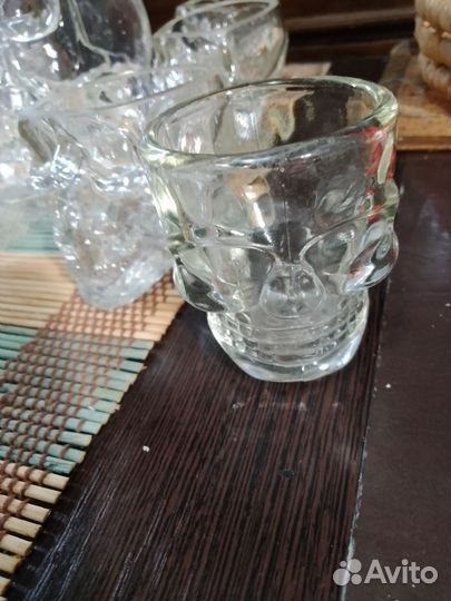 Черепа Графин и три по три набора стопок черепушек