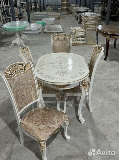 Стол обеденный. В наличии