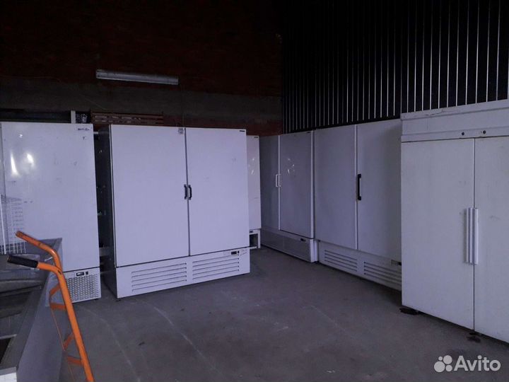 Морозильный и универсальный шкаф