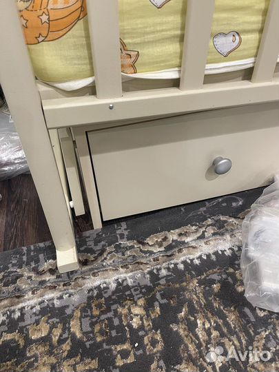 Детская кроватка с маятником и ящиком