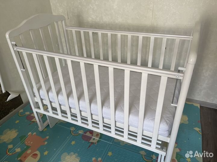 Продаю кровать с маятником + матрас