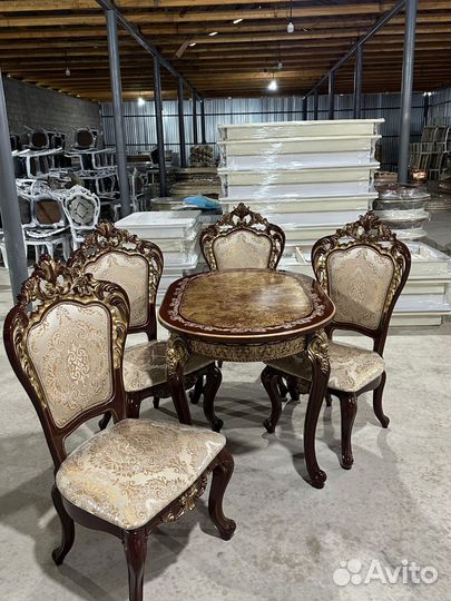 Стол и стулья