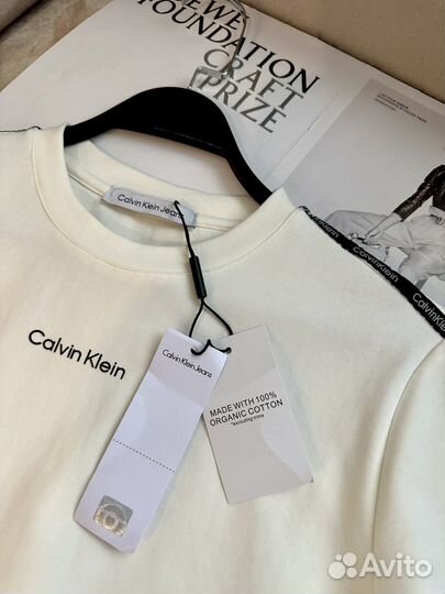 Костюм Calvin Klein с шортами