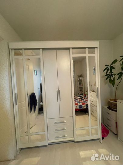 Шкаф-купе с полками и 2 штанги Белый