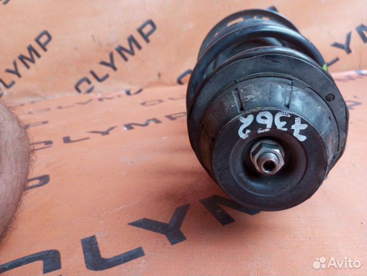 Стойка передняя правая Toyota Vitz KSP130 1KR-FE