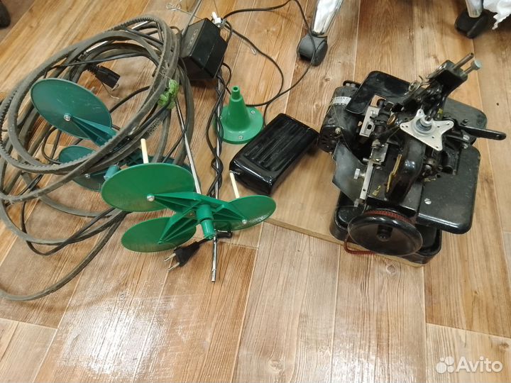 Продам оверлок на запчасти, цена за три машинки