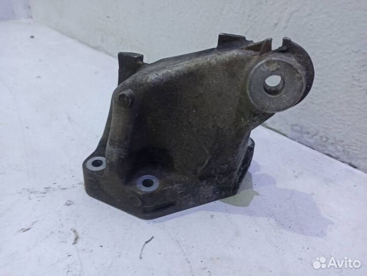 Кронштейн двигателя A6422236304