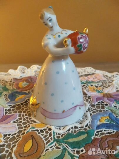Статуэтка фарфор Дулево (хлопотуния с чайником)