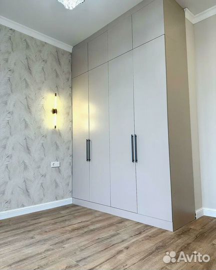 Встроенный распашной шкаф