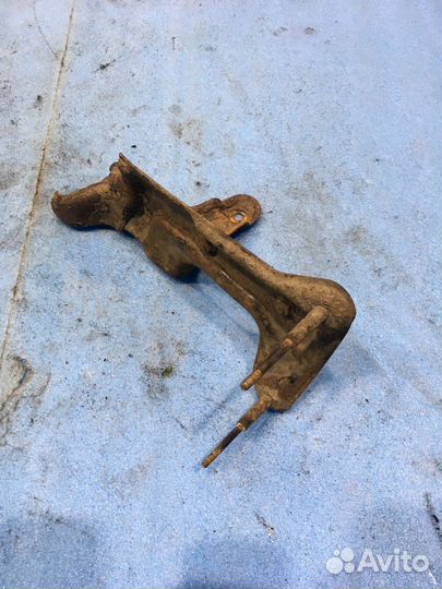 Кронштейн насоса подвески мерседес 220